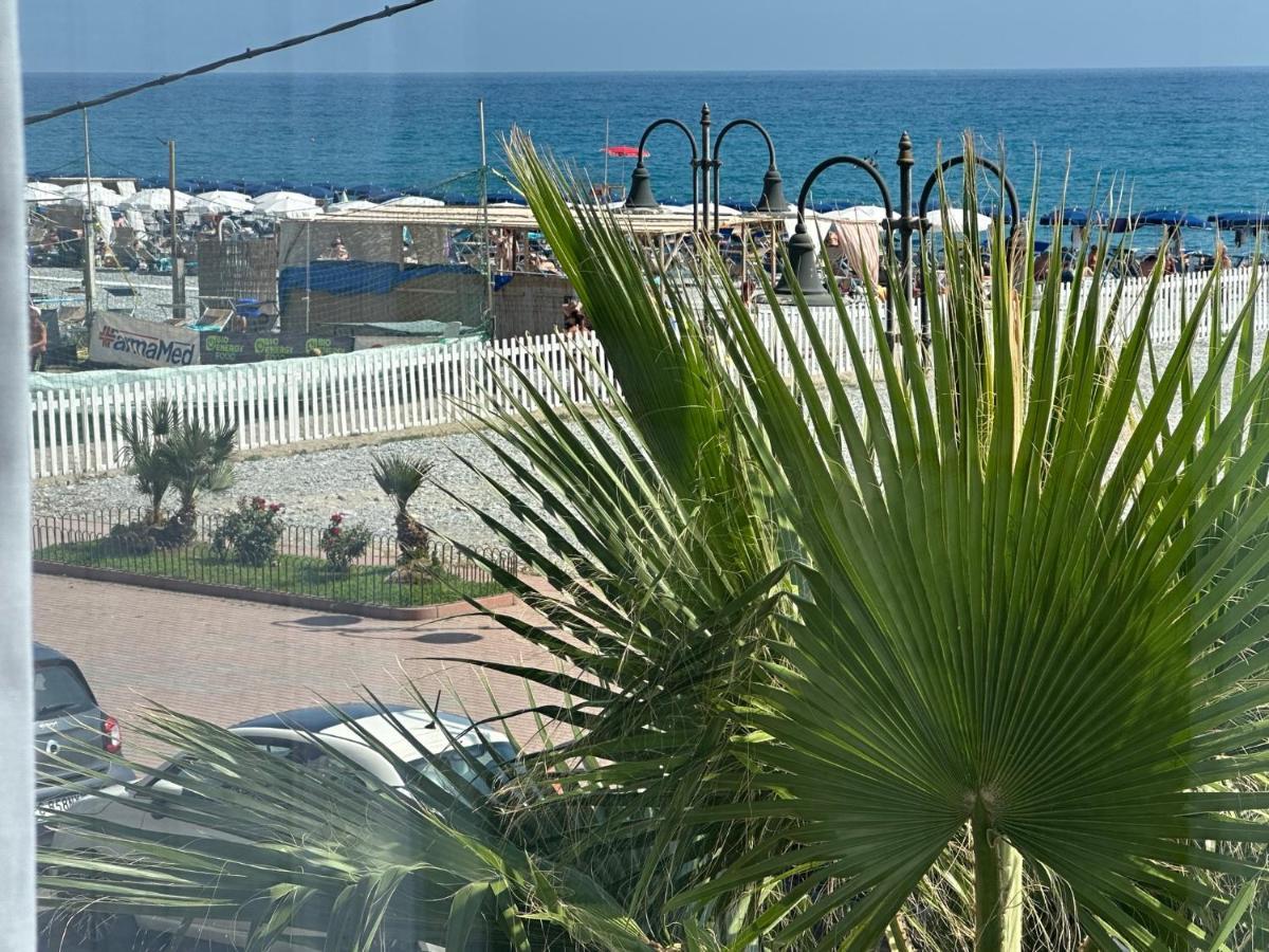 Appartamento Aria Del Mare Ventimiglia Bagian luar foto