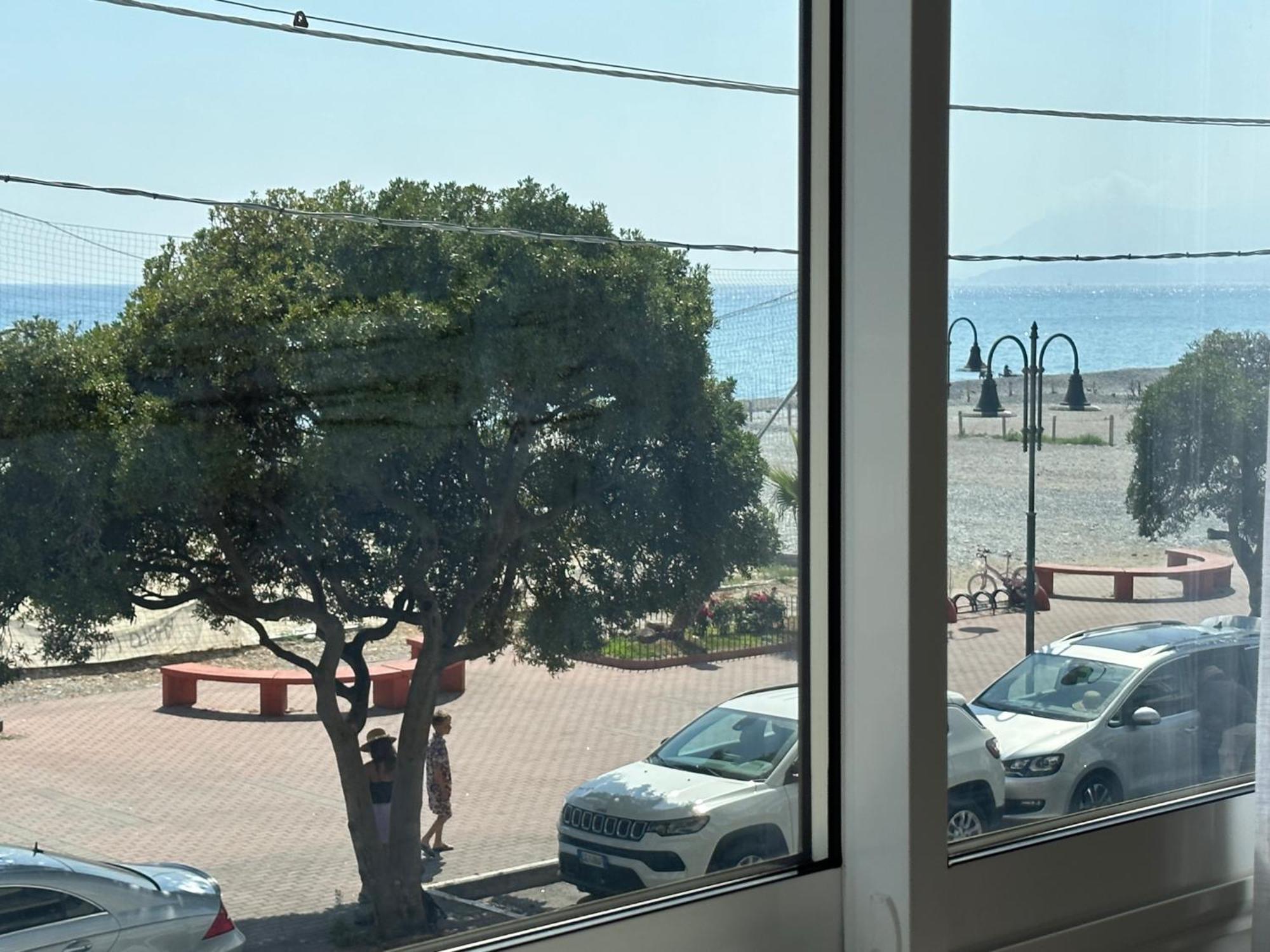 Appartamento Aria Del Mare Ventimiglia Bagian luar foto